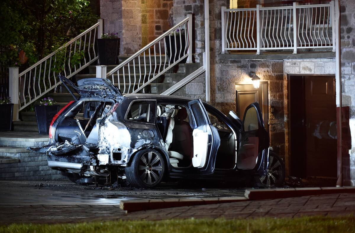 [EN IMAGES]  Fuego criminal de un vehículo en Rivière-des-Prairies