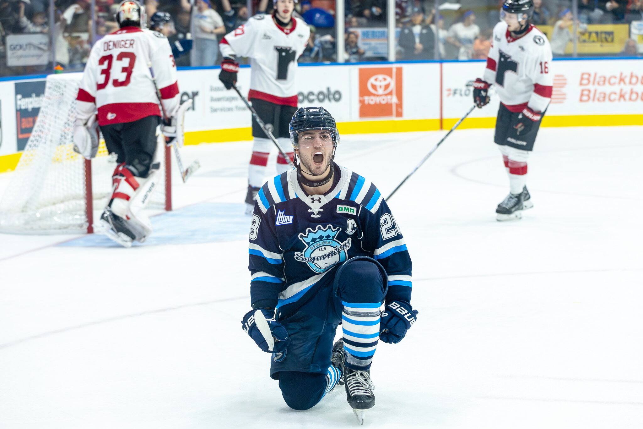 O capitão dos Saguenéens Emmanuel Vermette célebre, mas durante a partida de 10 de abril de 2026, no Centre Georges-Vézina em Chicoutimi, durante a série de dois turnos contre les Remparts de Québec.