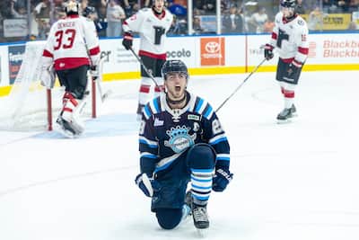 O capitão dos Saguenéens Emmanuel Vermette célebre, mas durante a partida de 10 de abril de 2026, no Centre Georges-Vézina em Chicoutimi, durante a série de dois turnos contre les Remparts de Québec.