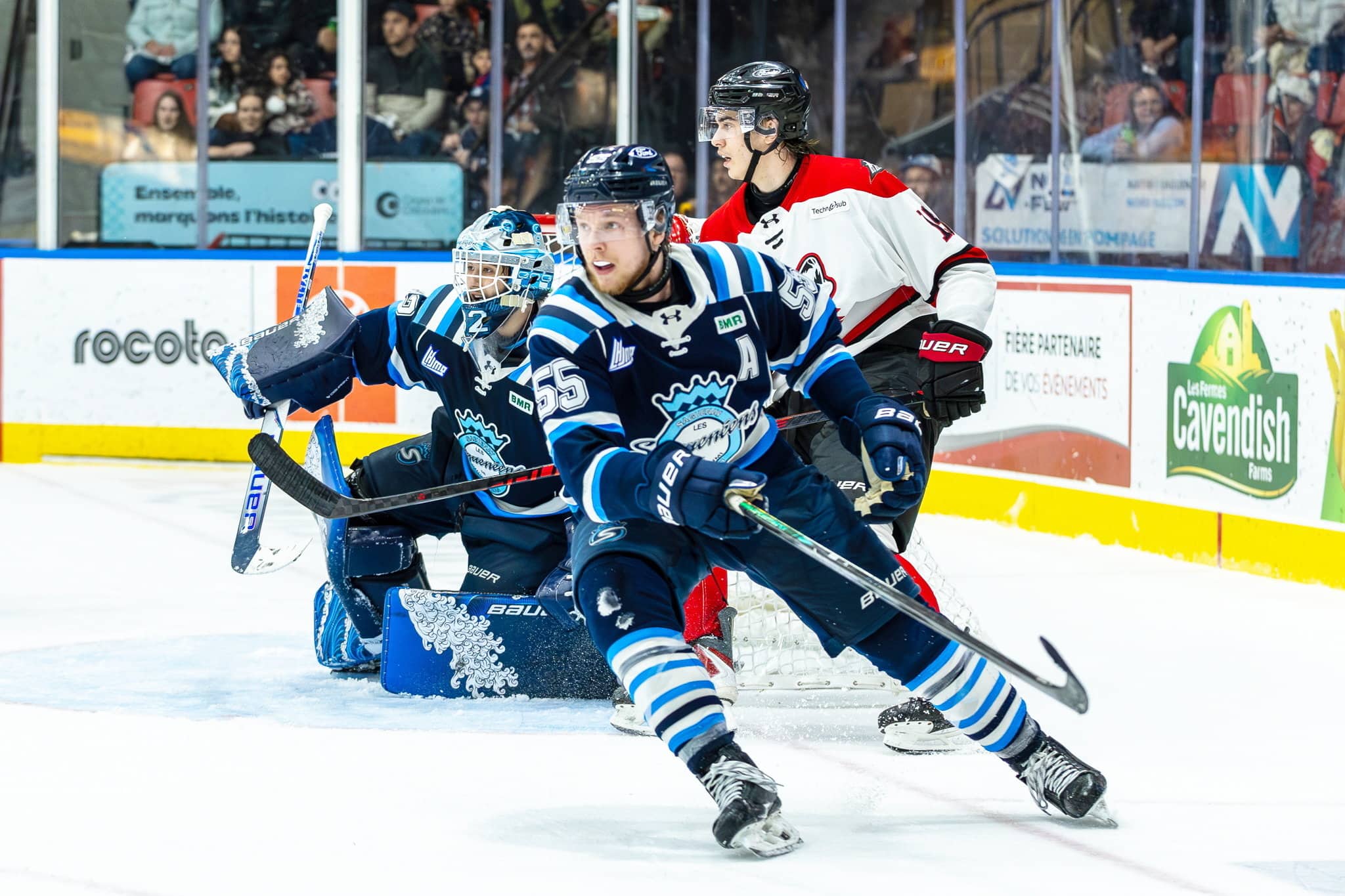 Le défenseur des Saguenéens Peteris Bulans, en action, durant le match du 1er mai 2026 à Chicoutimi, lors de la demi-finale de la LHJMQ contre les Huskies de Rouyn-Noranda.
