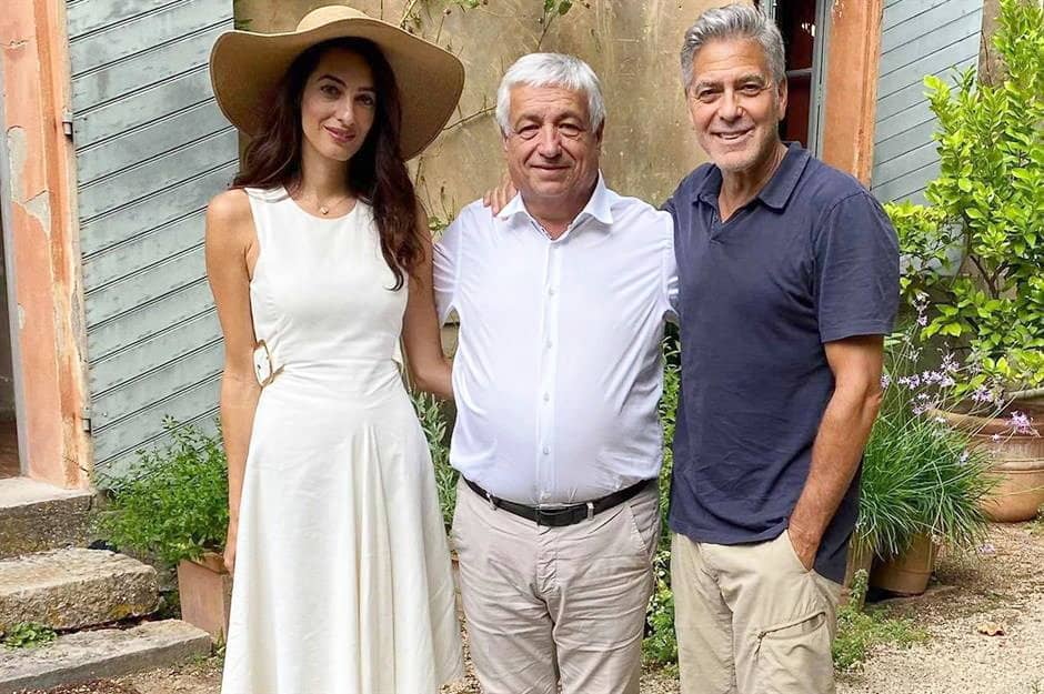 George et Amal Clooney avec le maire de Brignoles, Didier Bremond.
