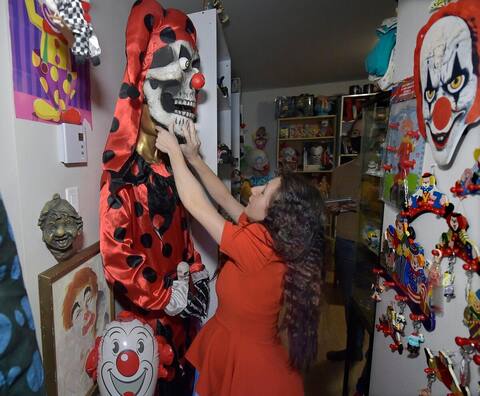 Les murs du petit appartement de Mireille Harvey sont recouverts d’objets représentant des clowns, du plancher au plafond.