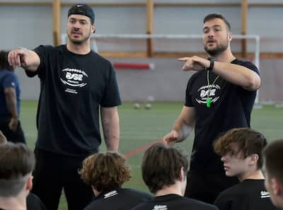 Os irmãos Antony e Adam Auclair em um acampamento de futebol para jovens, em 23 de abril de 2023, no estádio do PEPS da Universidade Laval.