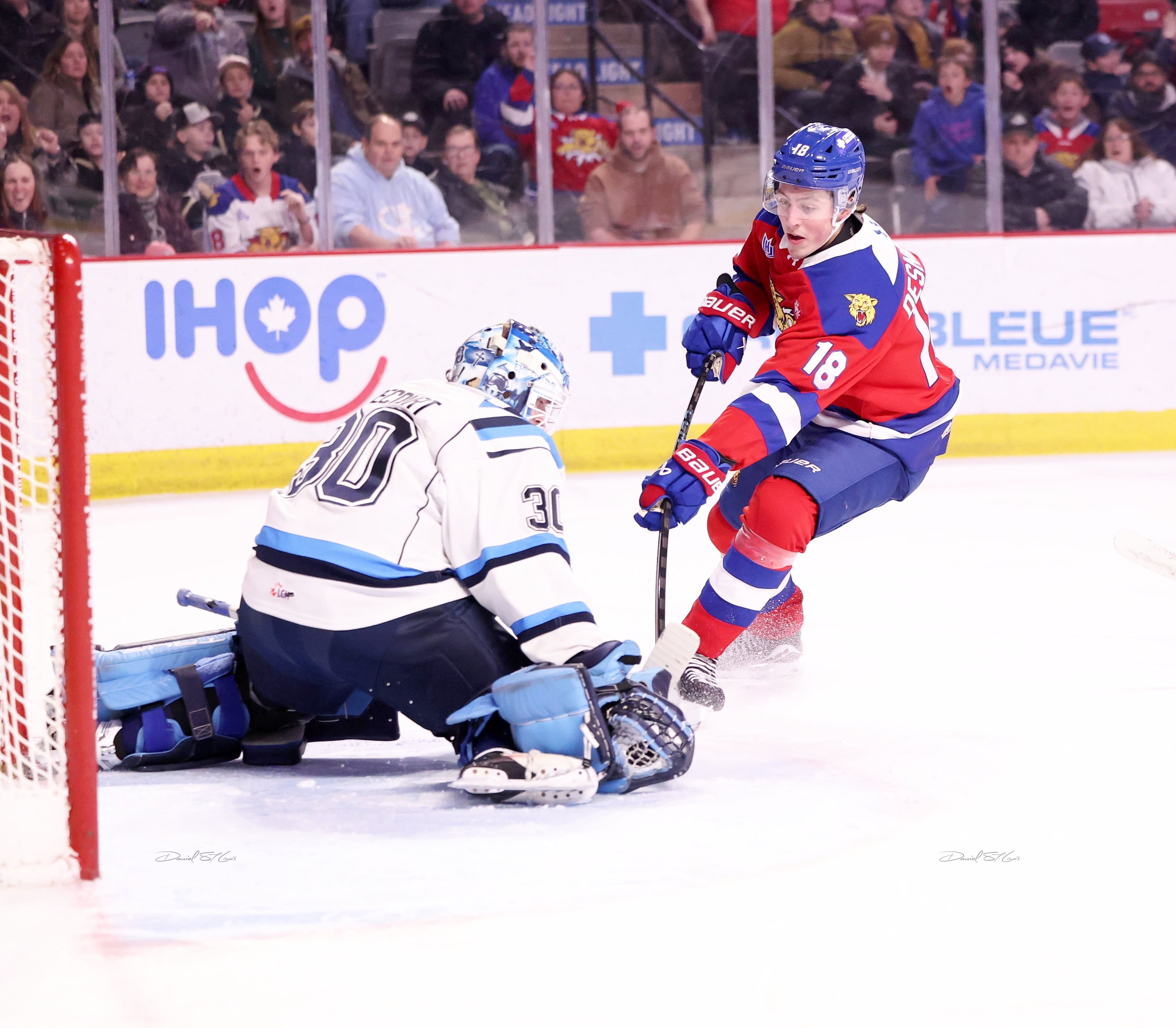 Caleb Desnoyers, attaquant des Wildcats, tente de déjouer le gardien des Saguenéens de Chicoutimi Raphaël Précourt durant un match de saison régulière disputé le 17 janvier 2026 à Moncton.
