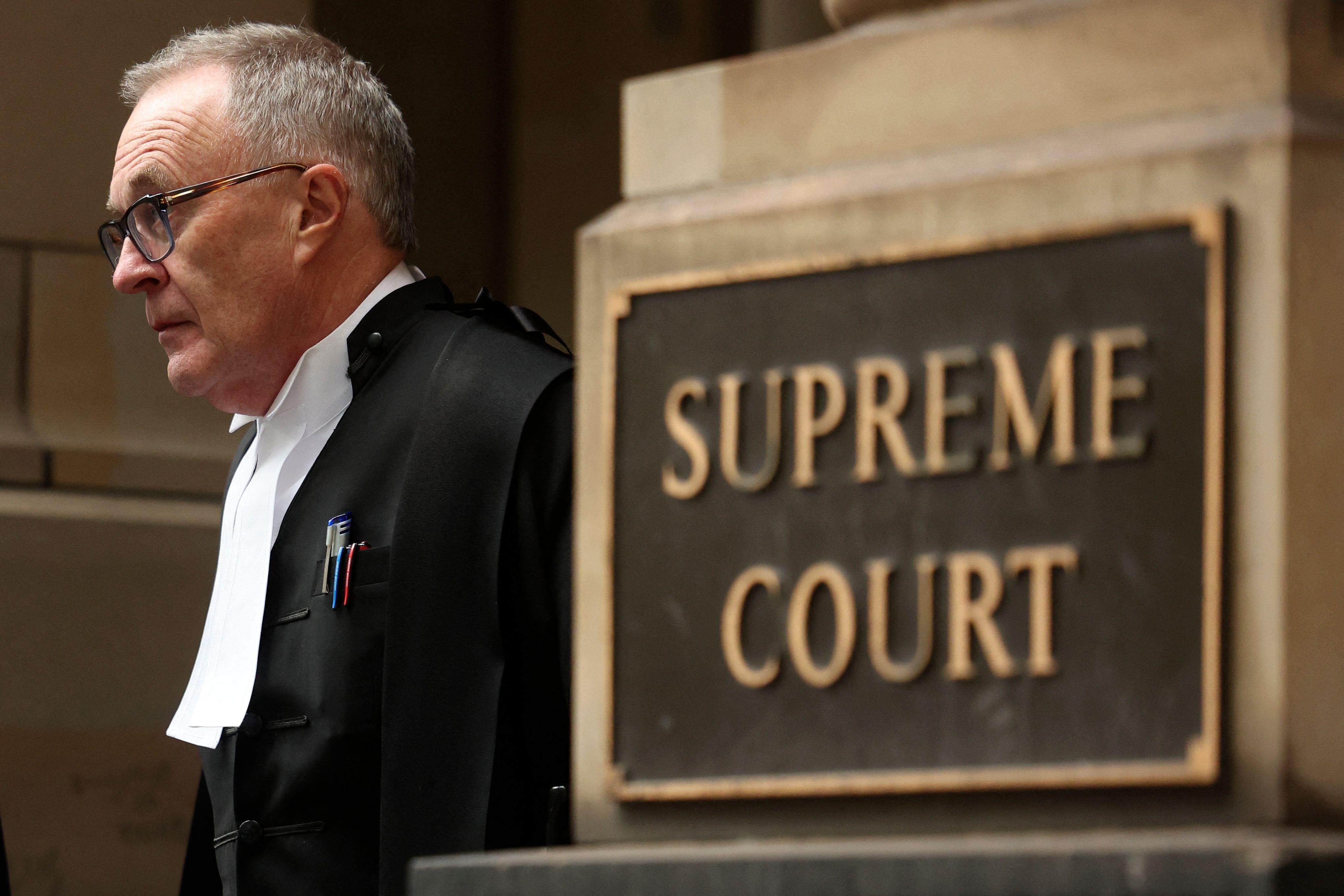 Brendan Kissane, directeur des poursuites pénales de l'État de Victoria, quitte la Cour suprême de Victoria après la première journée d'audience en appel d'Erin Patterson, la tueuse aux champignons australienne, à Melbourne le 19 août 2026.