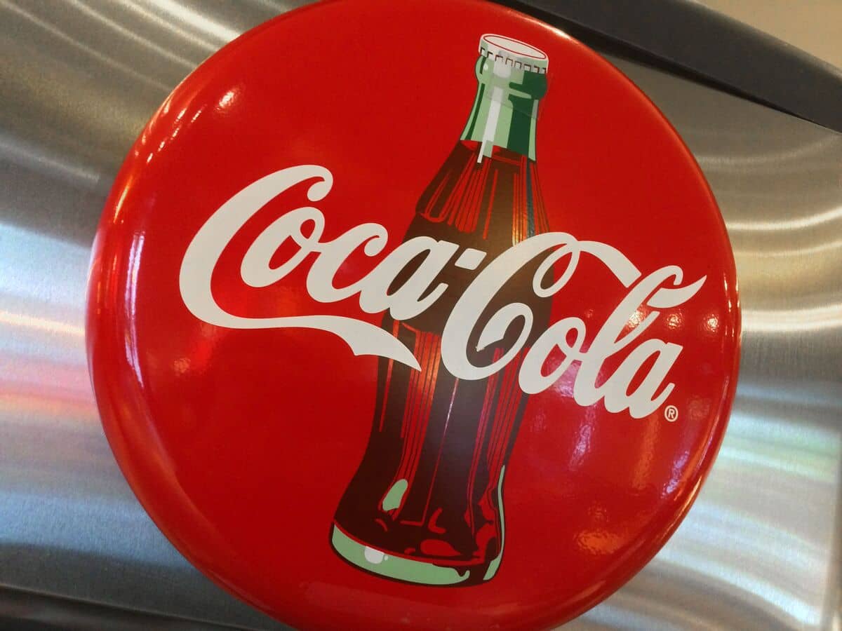 Des traces de microplastiques dans le Coca-Cola et le Schweppes en bouteille