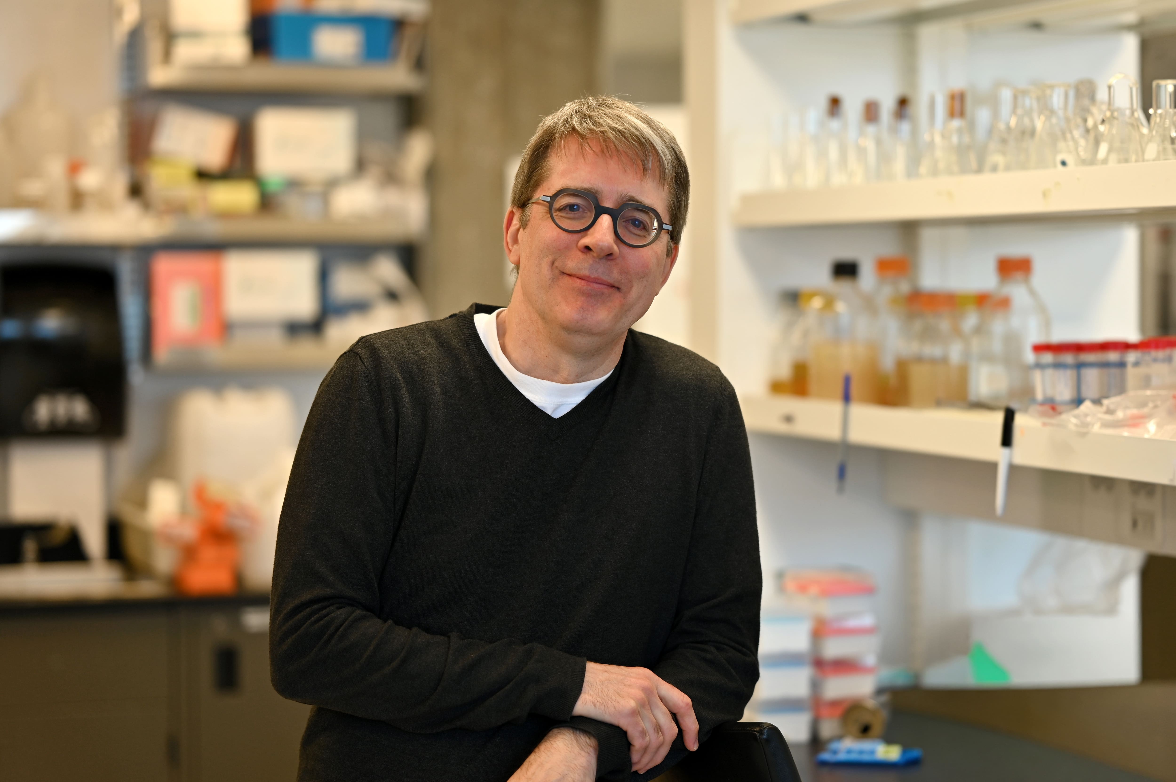 Le professeur à l’INRS Éric Déziel. Il est titulaire de la Chaire de recherche du Canada en sociomicrobiologie fondamentale et appliquée.