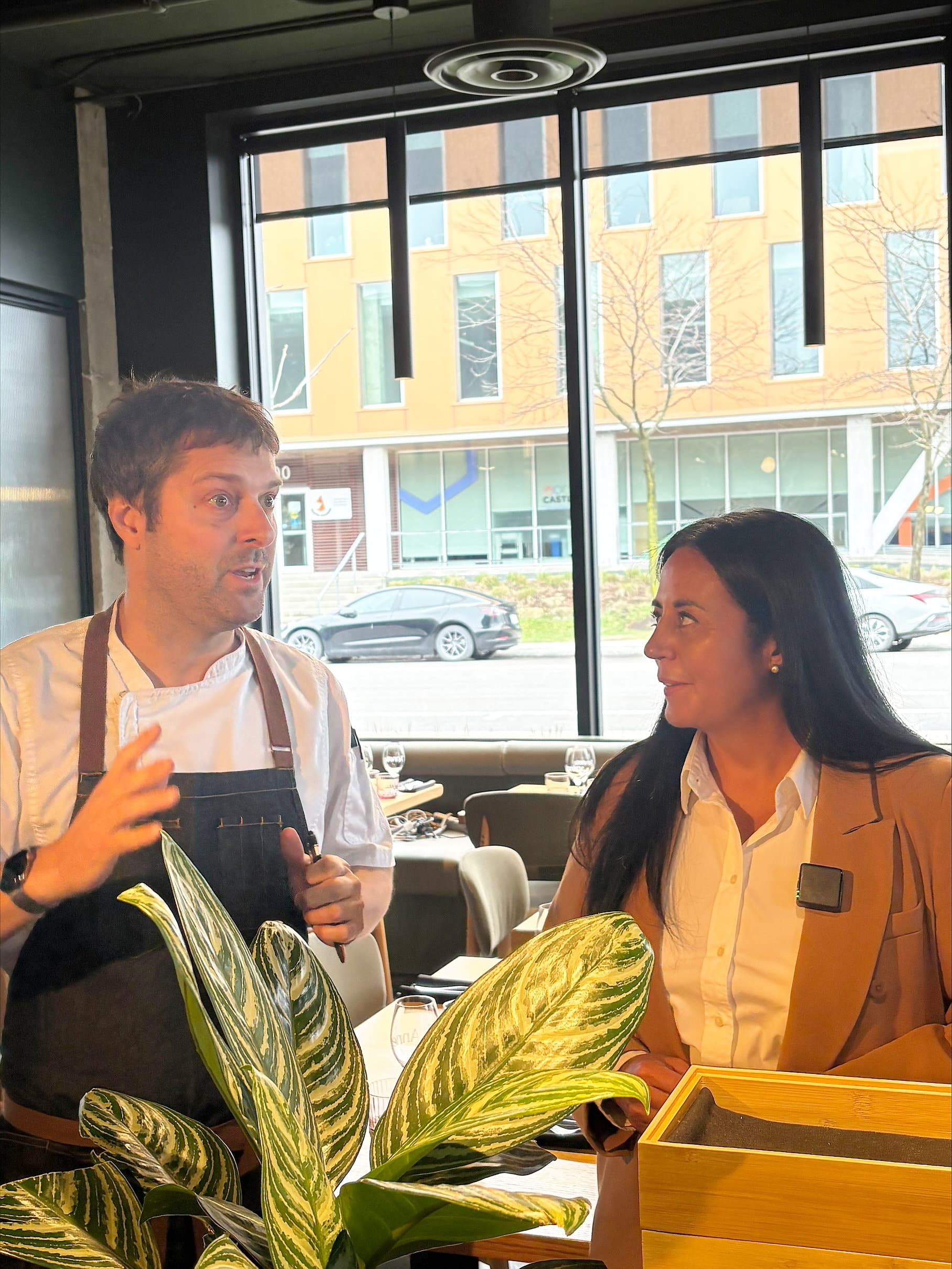 Le restaurant Hoogan et Beaufort a reçu sa première étoile Michelin. Le chef et propriétaire, Marc-André Jetté, est en compagnie de la mairesse de Montréal, Soraya Martinez Ferrada.