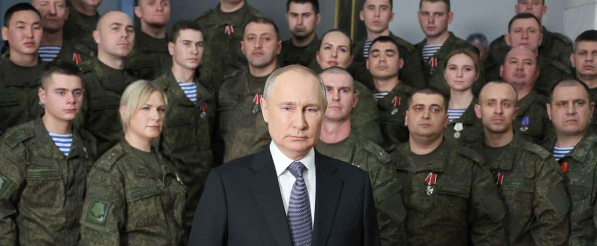 Putin delivered New Year’s greetings in front of the additions? Putin delivered New Year’s greetings in front of the additions?