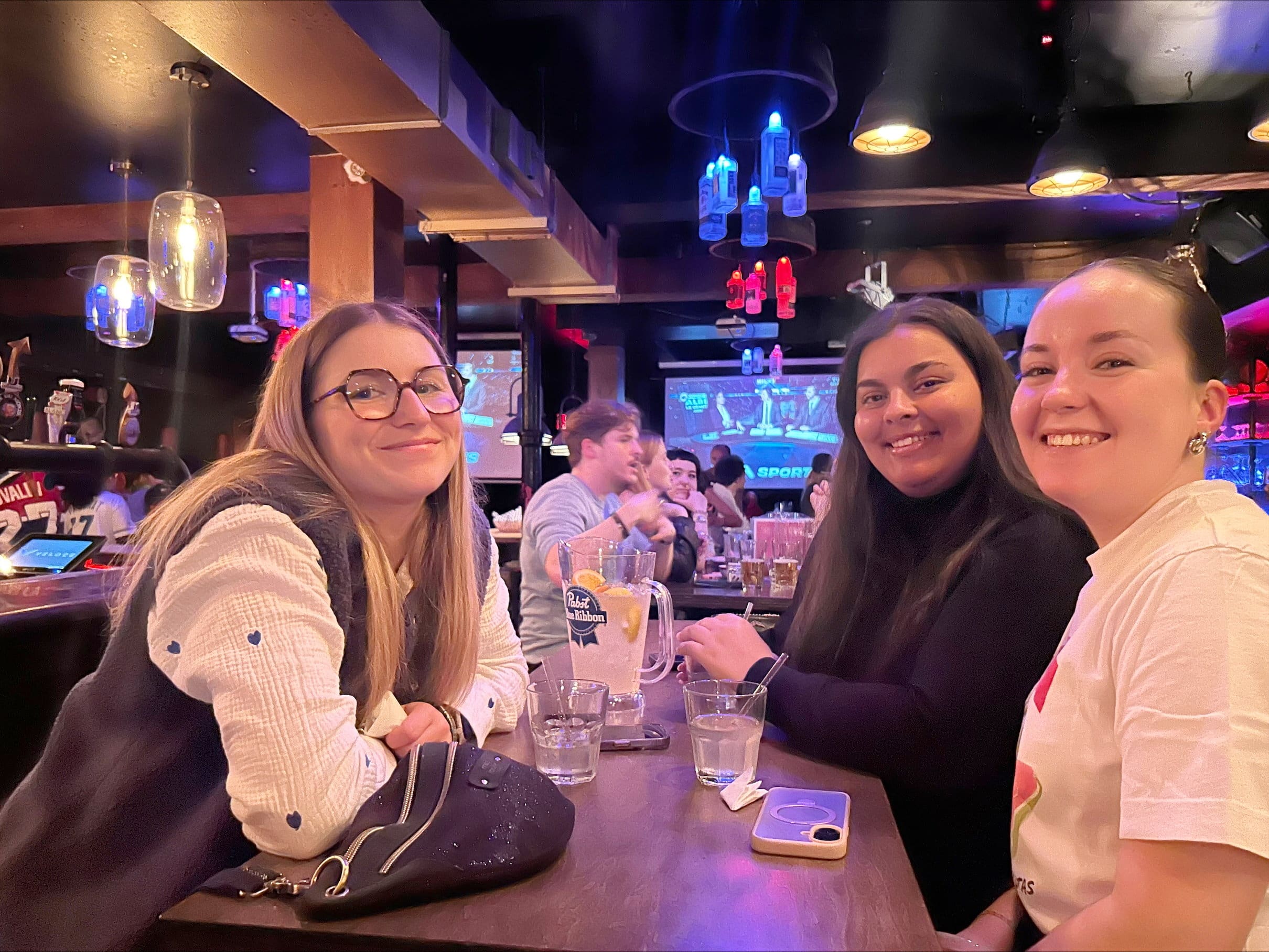 Lilou Giles, Elisa Parthe e Imane Chaled em visita a Montreal.