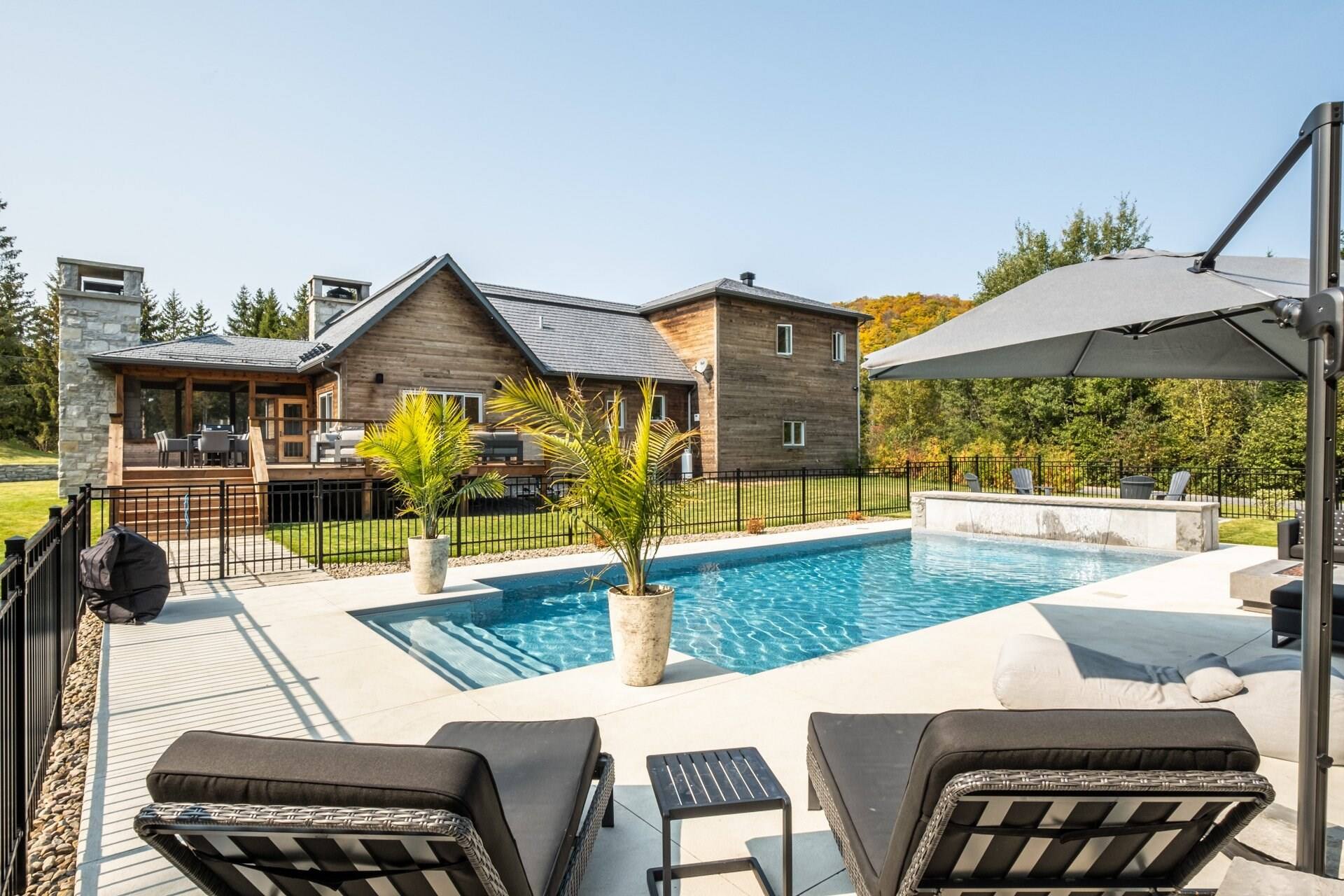 Une maison avec piscine et four à pizza à 1,45 M$