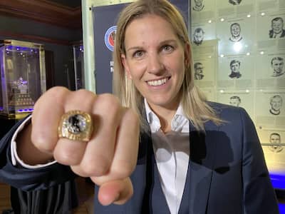 Kim St-Pierre, durante su entronización al Templo de renombre del hockey, en 2021.