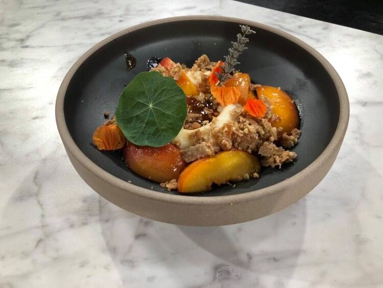 Pêches laquées au miel et à la lavande