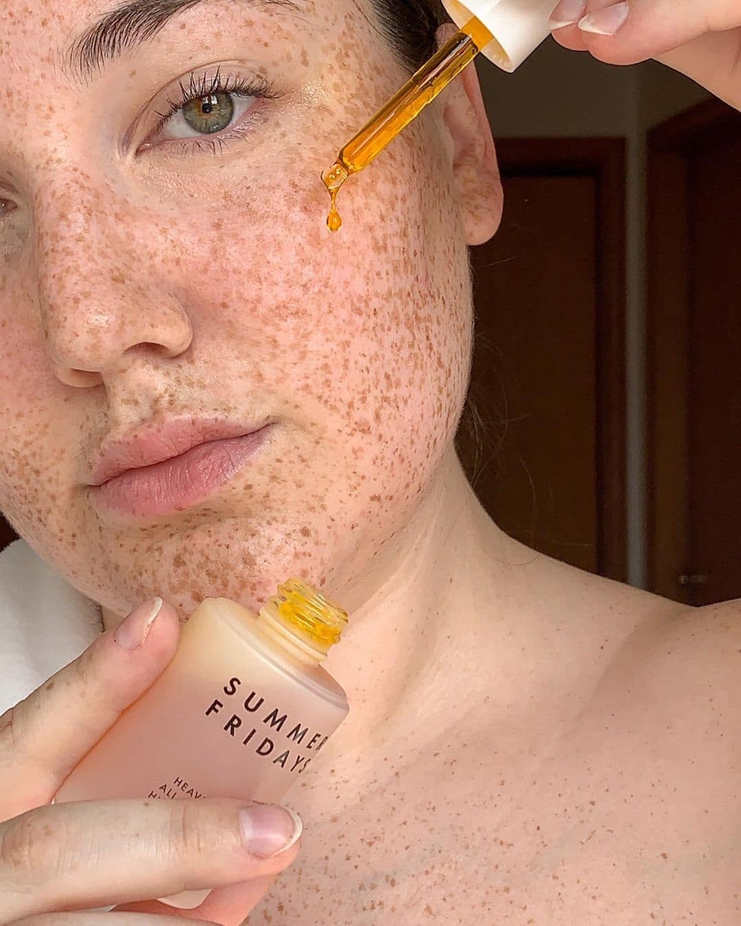 Voici la bonne façon d'utiliser une huile faciale