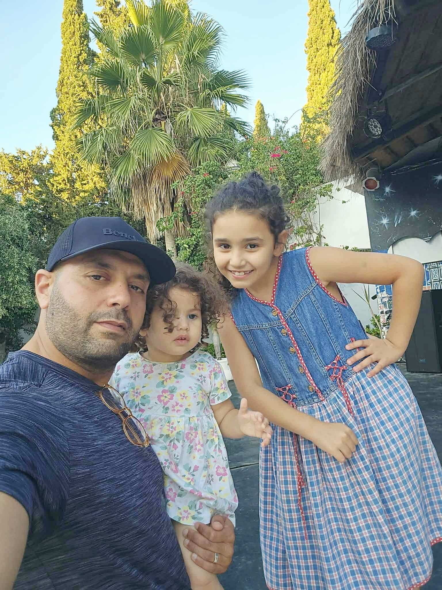 Amir Alibi, 40 ans, a perdu la vie dans un accident de la route dans la Réserve faunique des Laurentides le 26 décembre 2025. On le voit ici en compagnie de ses filles Salma et Sarra.