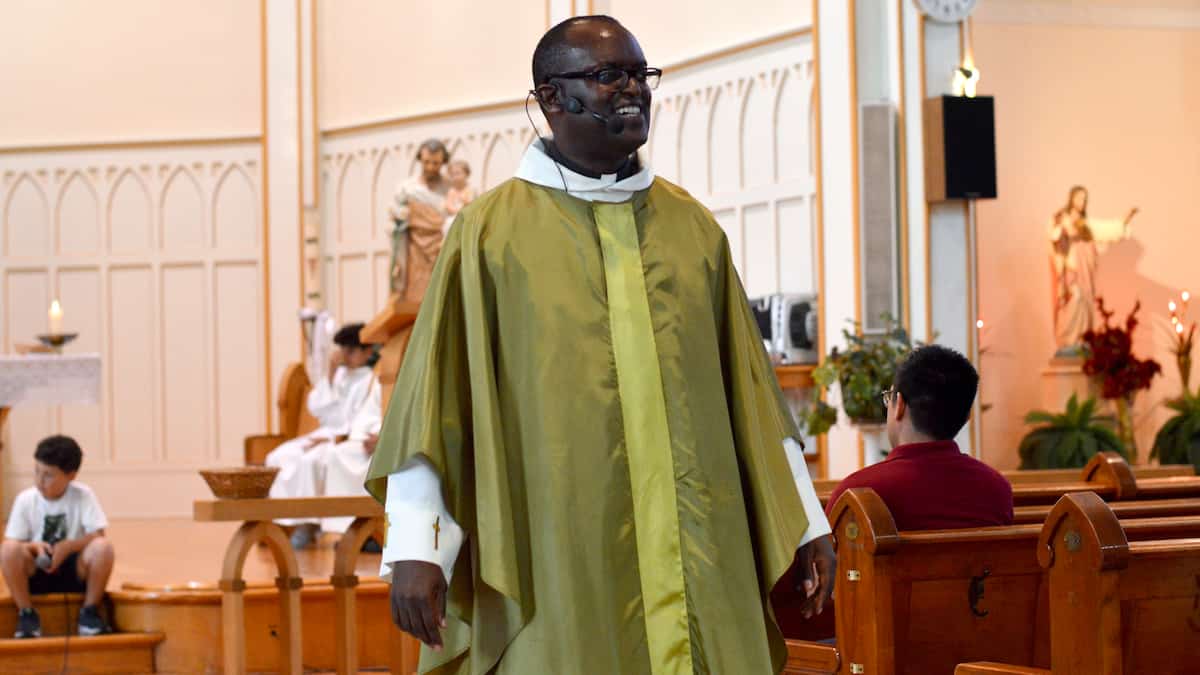 Des messes en espagnol célébrées par un curé rwandais à Richelieu