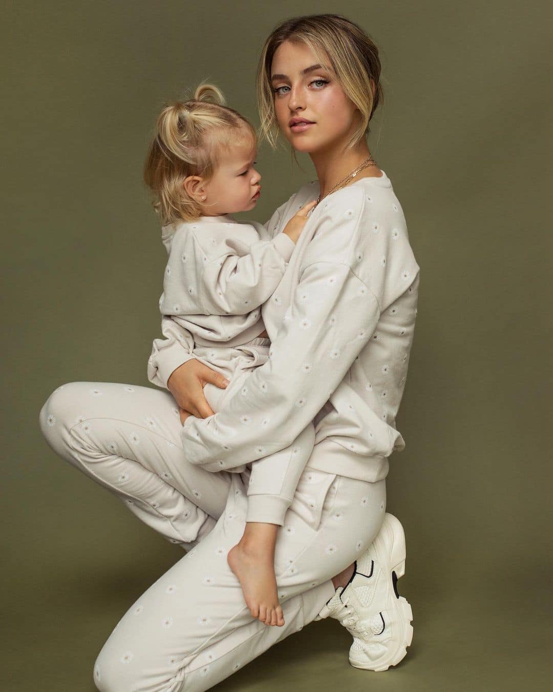 Alicia Moffet dévoile une collection de vêtements