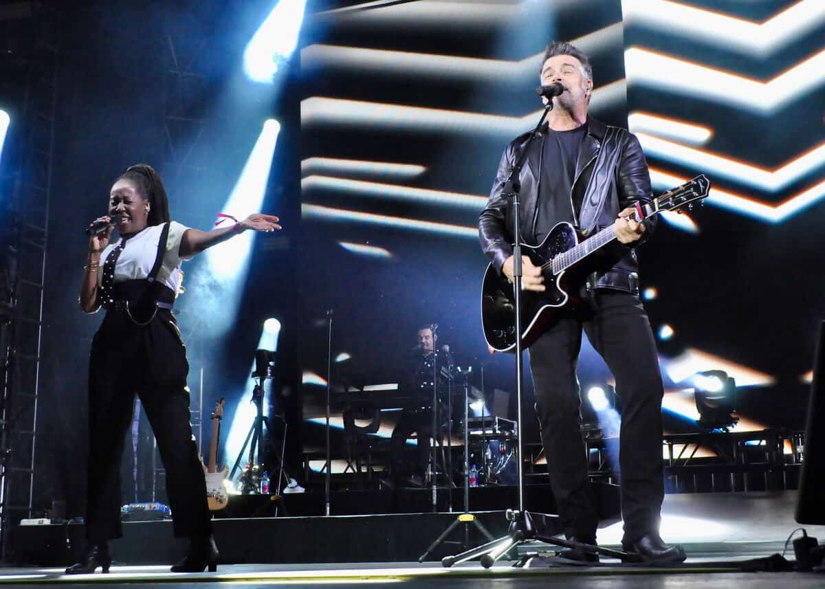 Roch Voisine y sus músicos lanzaron su concierto, el miércoles por la noche, en lugar de George-V, en modo rock.