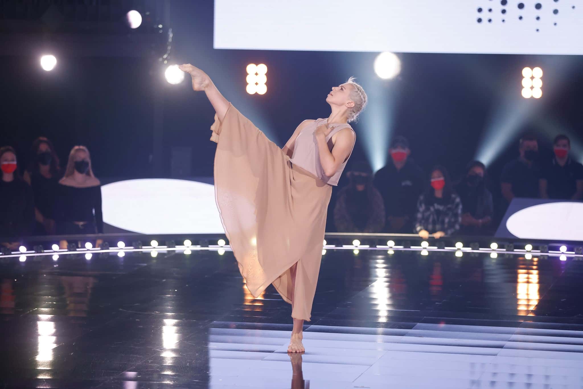 Cette danseuse offre un numéro impeccable