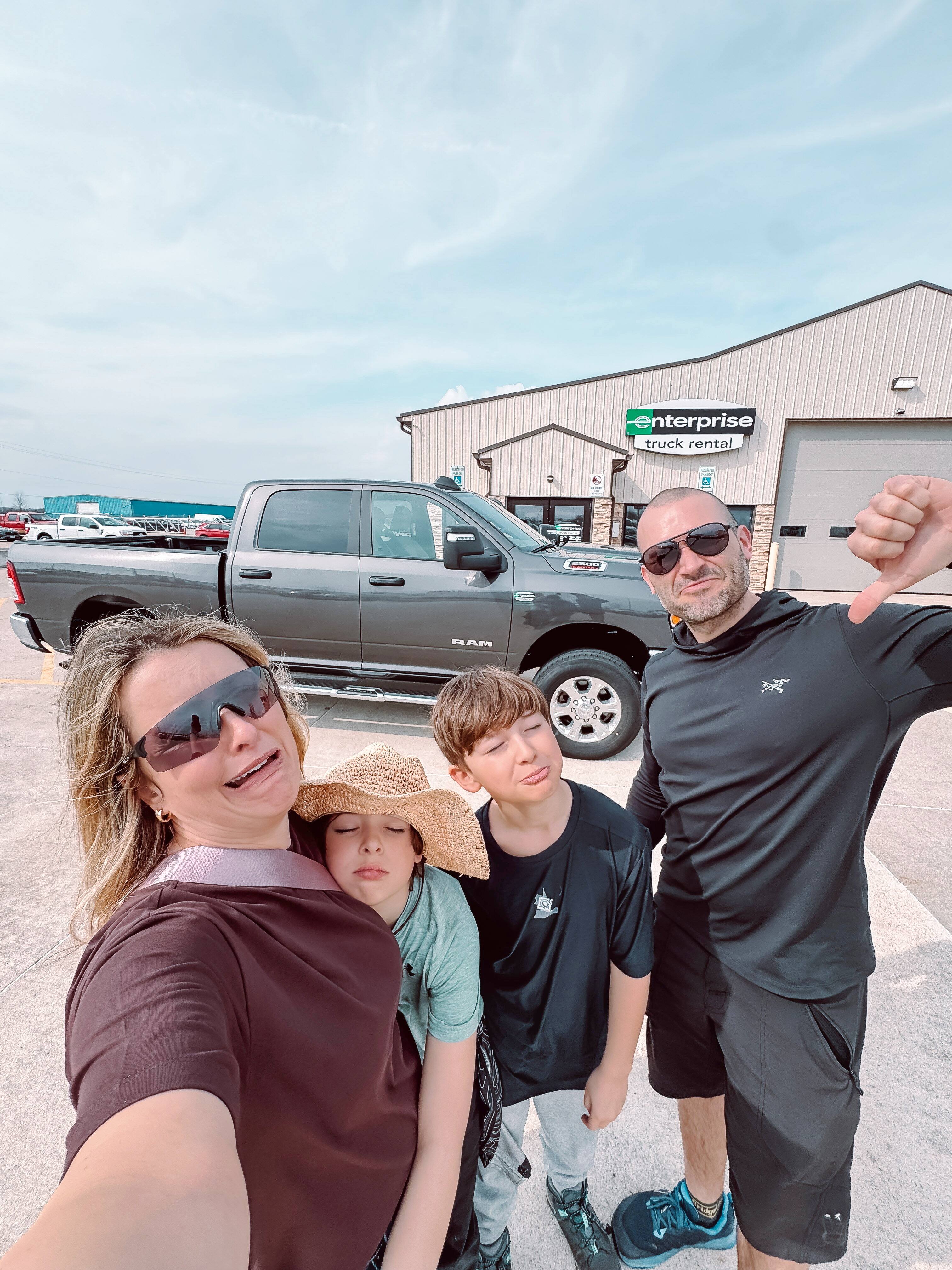 La famille de Gabriel Rancourt et Joanie Grégoire a vécu des vacances mouvementées alors que la batterie de leur camion Silverado a sauté alors qu'ils étaient en direction de l'Arizona. Ils étaient accompagnés par leurs enfants Sean et Jake. Ils ont pu tout de même faire leur voyage en louant un camion pour tirer leur roulotte. (Photos fournies par Gabriel Rancourt)