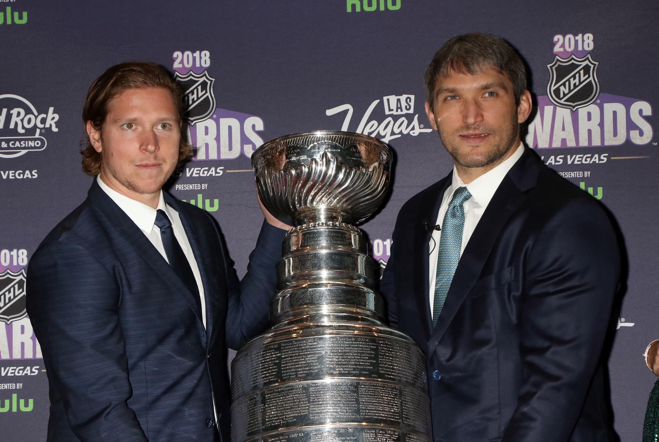 Nicklas Backstrom e Alex Ovechkin posaram com o cupê Stanley, em 20 de junho de 2018 em Las Vegas, no quadro da gala anual da entrega dos troféus da Liga Nacional de Hóquei.