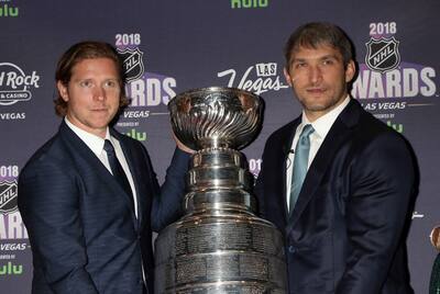 Nicklas Backstrom e Alex Ovechkin posaram com o cupê Stanley, em 20 de junho de 2018 em Las Vegas, no quadro da gala anual da entrega dos troféus da Liga Nacional de Hóquei.