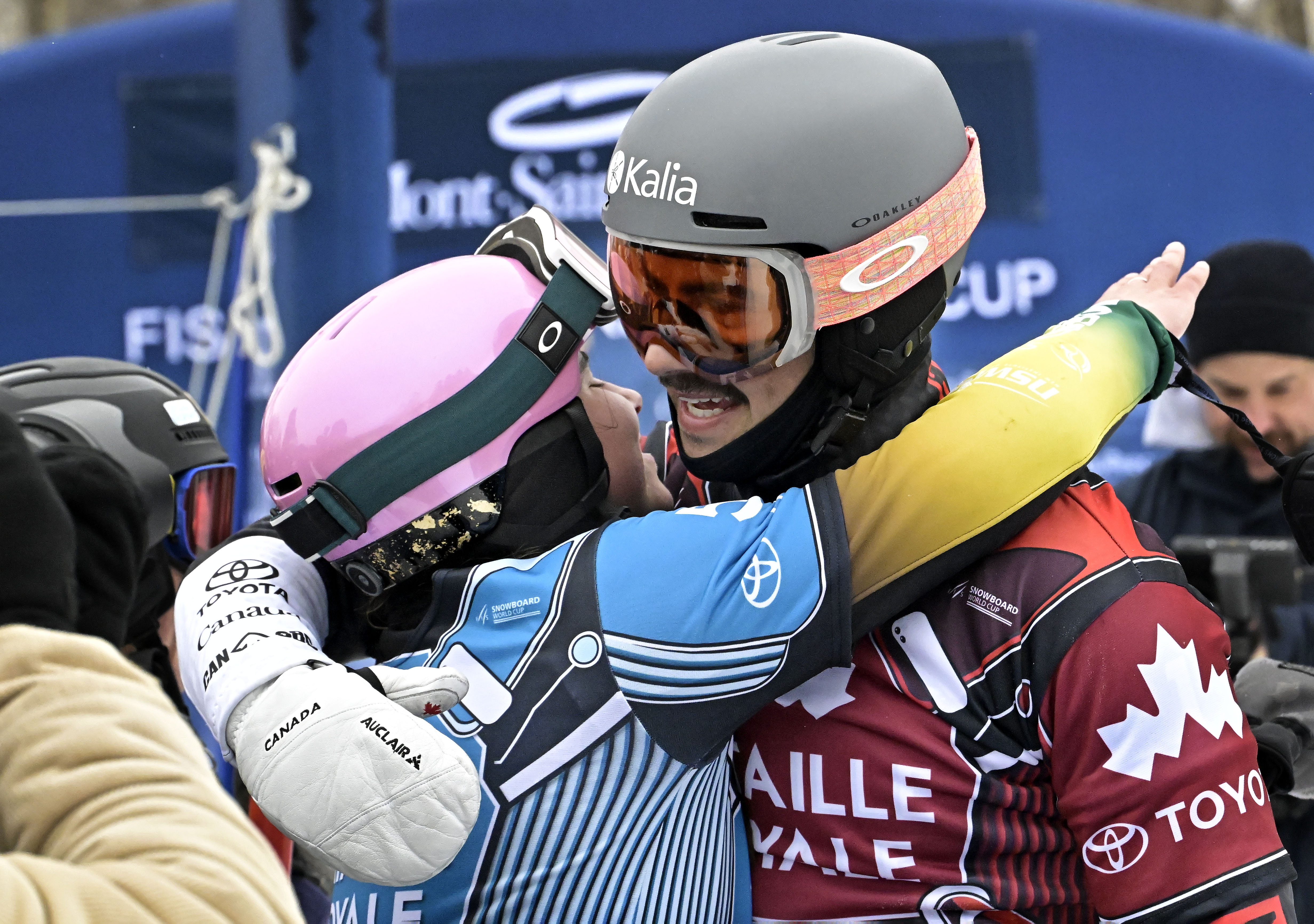Italie 2026: la vedette québécoise Éliot Grondin fait partie du couple le plus cool du snowboard mondial