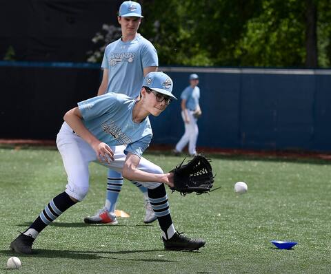 Under the supervision of Jean-Philippe Roy, the youngsters from the baseball sports studies at Canonniers de Québec broke the ice by stepping into the field to Stade Canac.