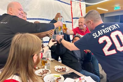 Os homens trinquem à sua estreia reencontre desde o lançamento da série.