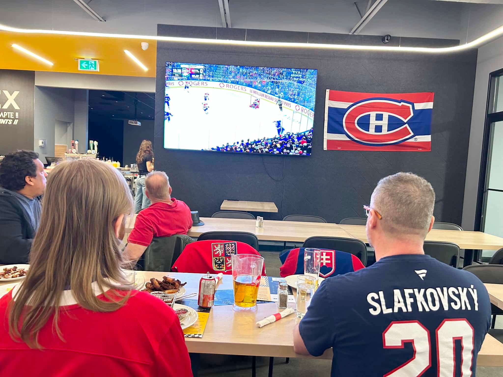 Plusieurs partidários tchèques e eslovacos foram reunidos em Brossard vendredi soir para visionar o jogo do Canadien de Montréal.