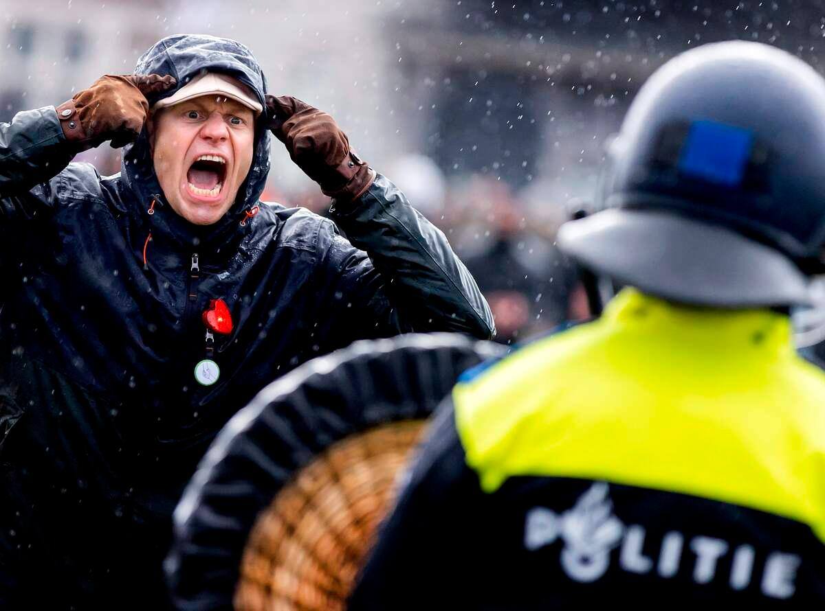 COVID-19: heurts avec la police en marge de manifestations anti-couvre-feu aux Pays-Bas | JDM