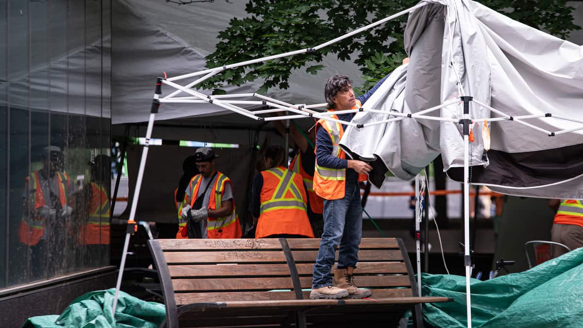 Montréal: le campement du square Victoria démantelé