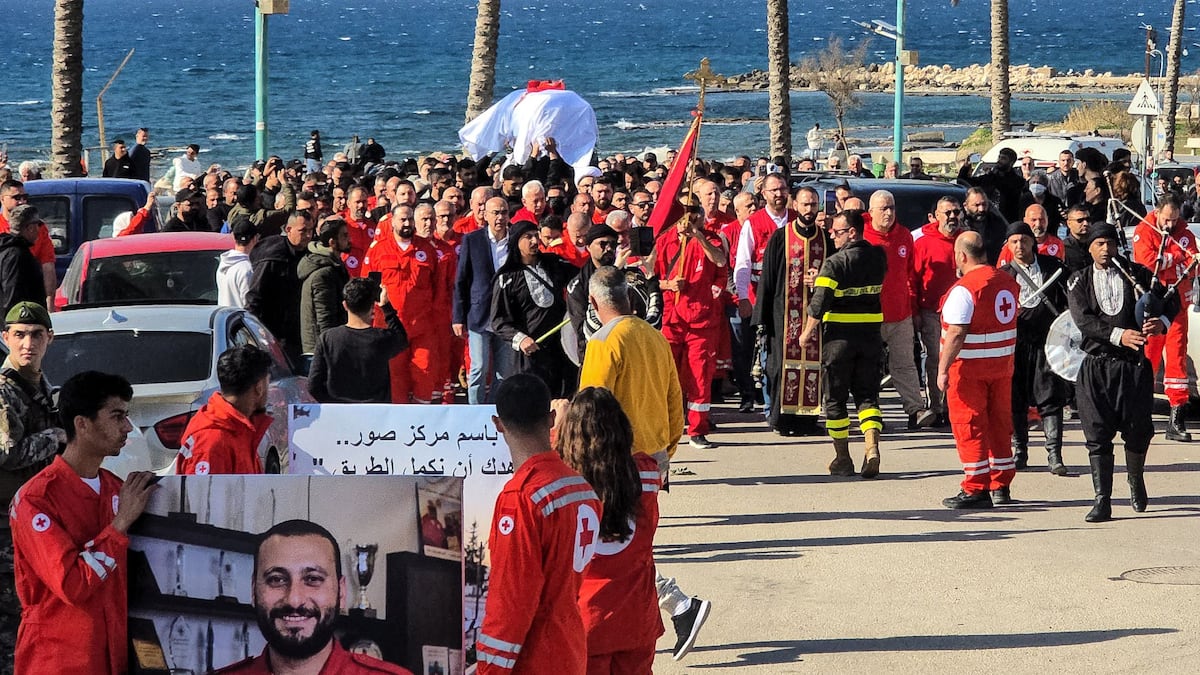 Dans le sud du Liban, les secouristes risquent leur vie