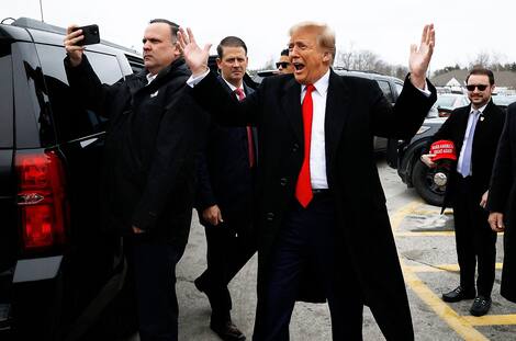 ABD-Donald-Trump-Nashu'da-New-Hampshire-İlköğretim-Gece Etkinliğini-düzenliyor Donald Trump bu Salı günü Londonderry Lisesi'ne New Hampshire Cumhuriyetçi ön seçimini kazandığında kendinden emin ve mutlu bir şekilde geldi.