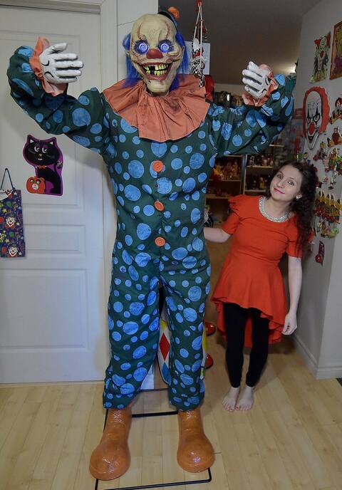 Les murs du petit appartement de Mireille Harvey sont recouverts d’objets représentant des clowns, du plancher au plafond.