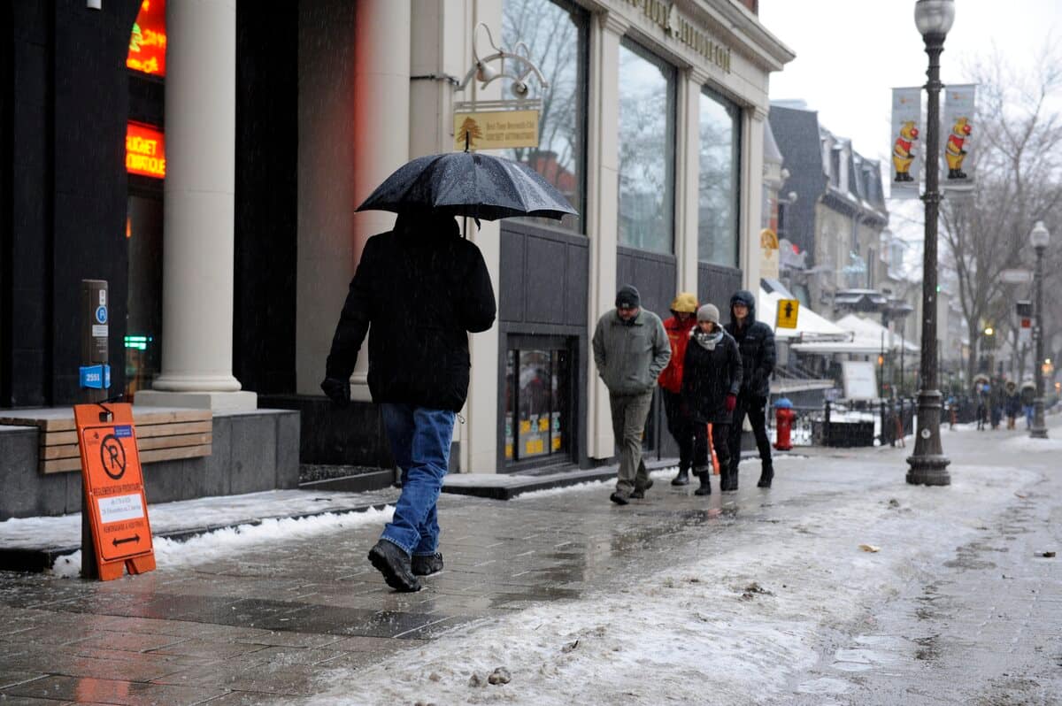 Après un début de semaine printanier, les températures chuteront rapidement dès mardi, accompagnées de neige dans plusieurs régions du Québec.