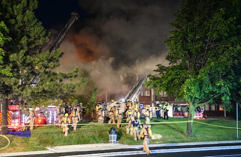 The fire was very intense last night. 2. Despite the night, a large cloud of black smoke was visible nearby.