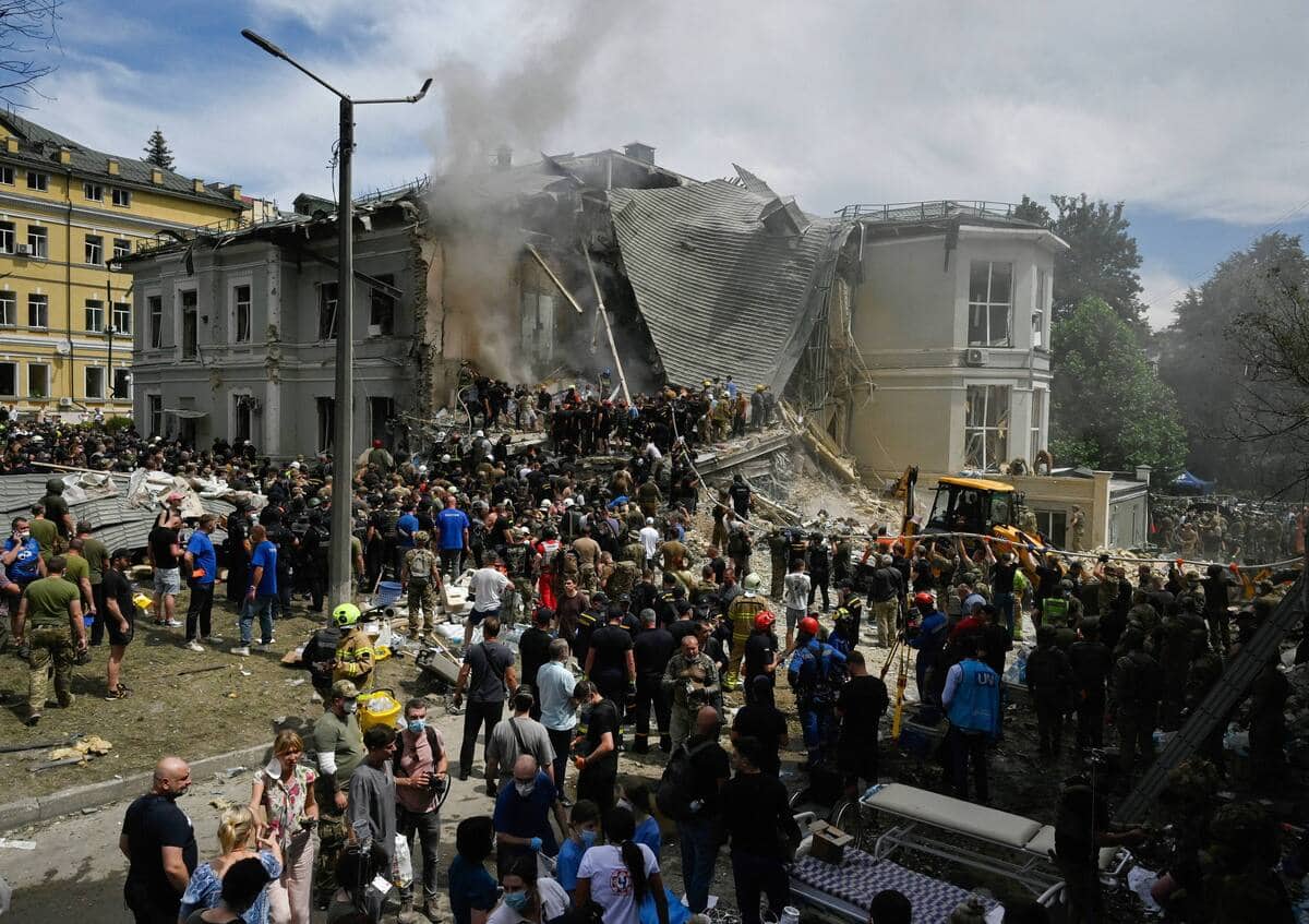 Ukraine: journ&eacute;e de deuil &agrave; Ky&iuml;v, d&eacute;blayage des d&eacute;combres &agrave; l'h&ocirc;pital d&eacute;vast&eacute;