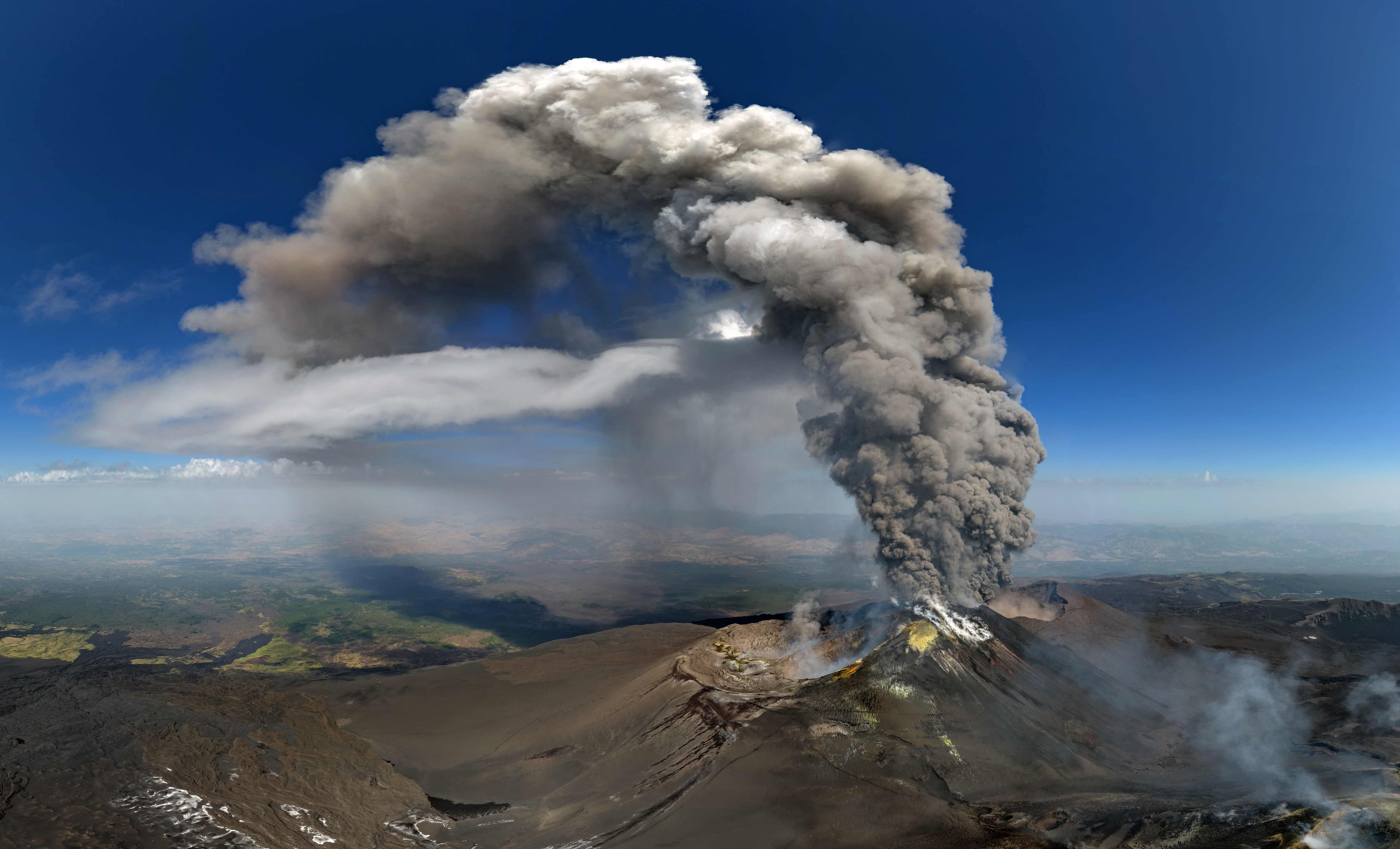 Italie: les fumées de l'Etna forcent l'aéroport de Catane à suspendre ses vols à l'arrivée
