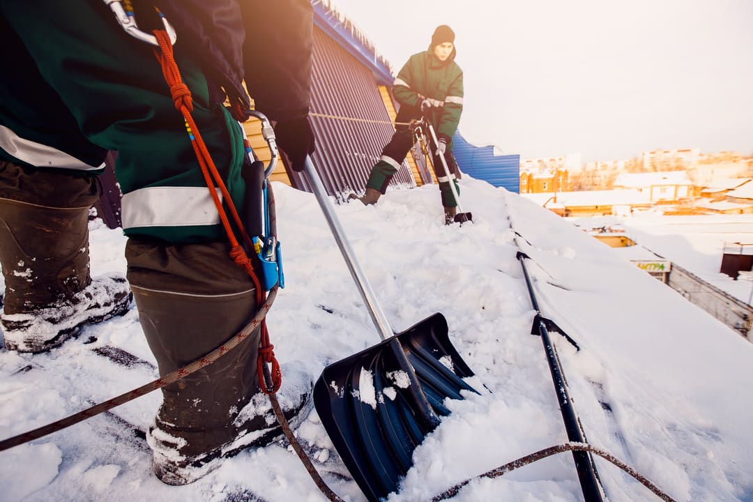 Faut-il vraiment déneiger son toit ?