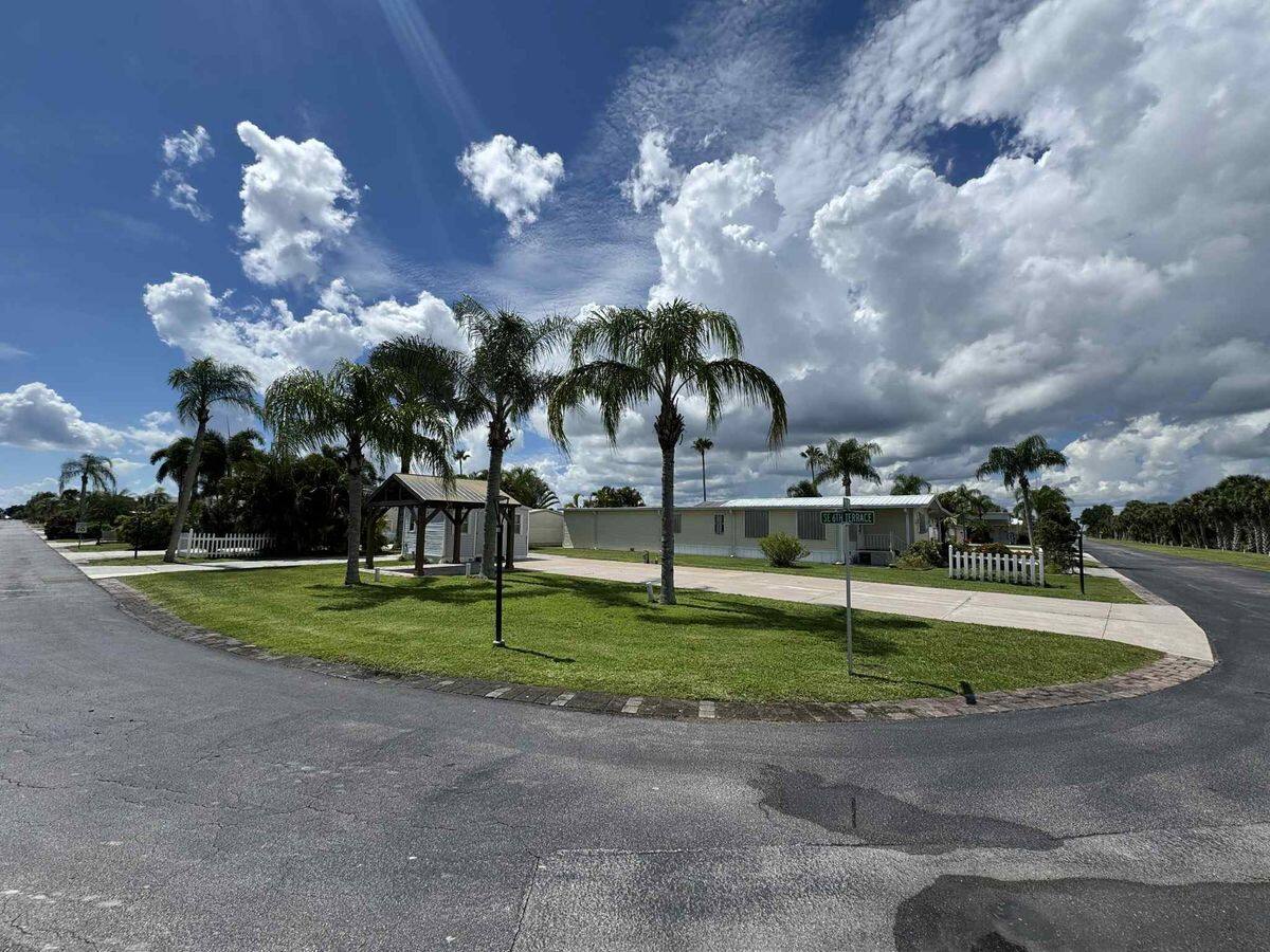 El magnífico sitio Heritage Village en Okeechobee, en el centro de Florida, recibe cada invierno a 500 pájaros de la nieve, el 98% de los cuales provienen de Quebec.