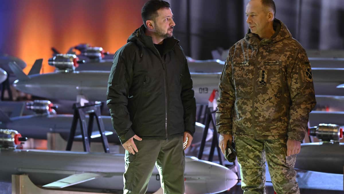 Ukraine: Volodymyr Zelensky limoges the commander-in-chief of the army Oleksandr Syrsky Ukraine: Volodymyr Zelensky limoges the commander-in-chief of the army Oleksandr Syrsky