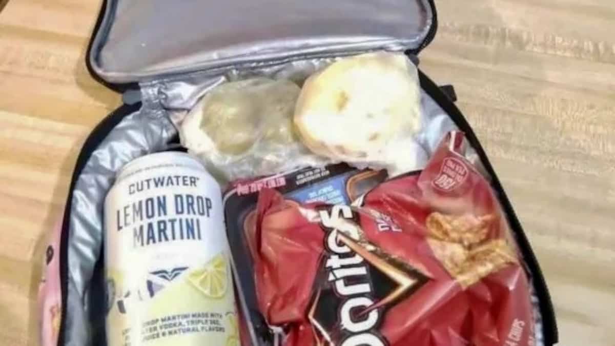 «Ce n'est PAS du jus de pomme»: un enfant se présente à l'école avec un martini au citron dans sa boîte à lunch