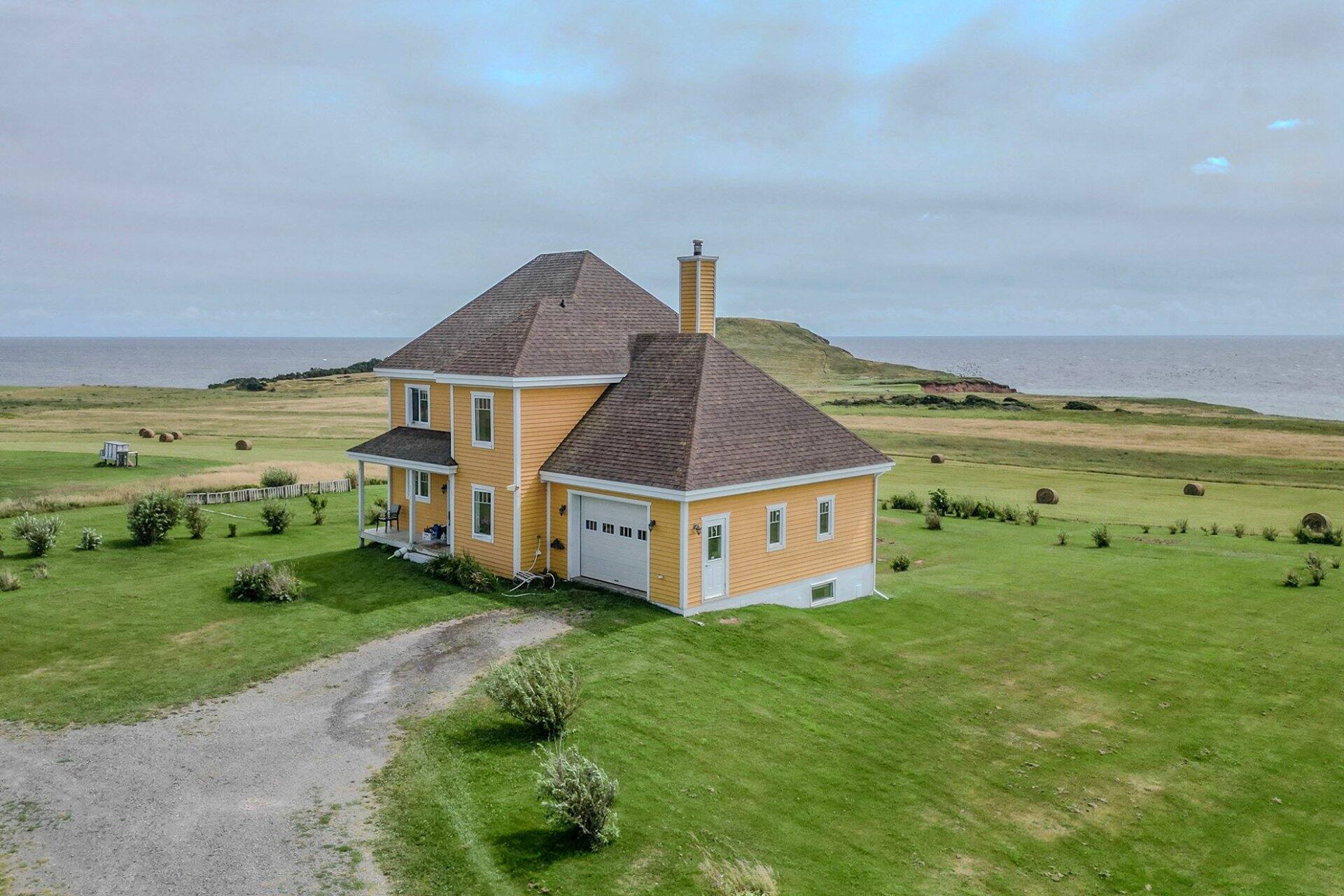 Une maison jaune de rêve à vendre aux Îles