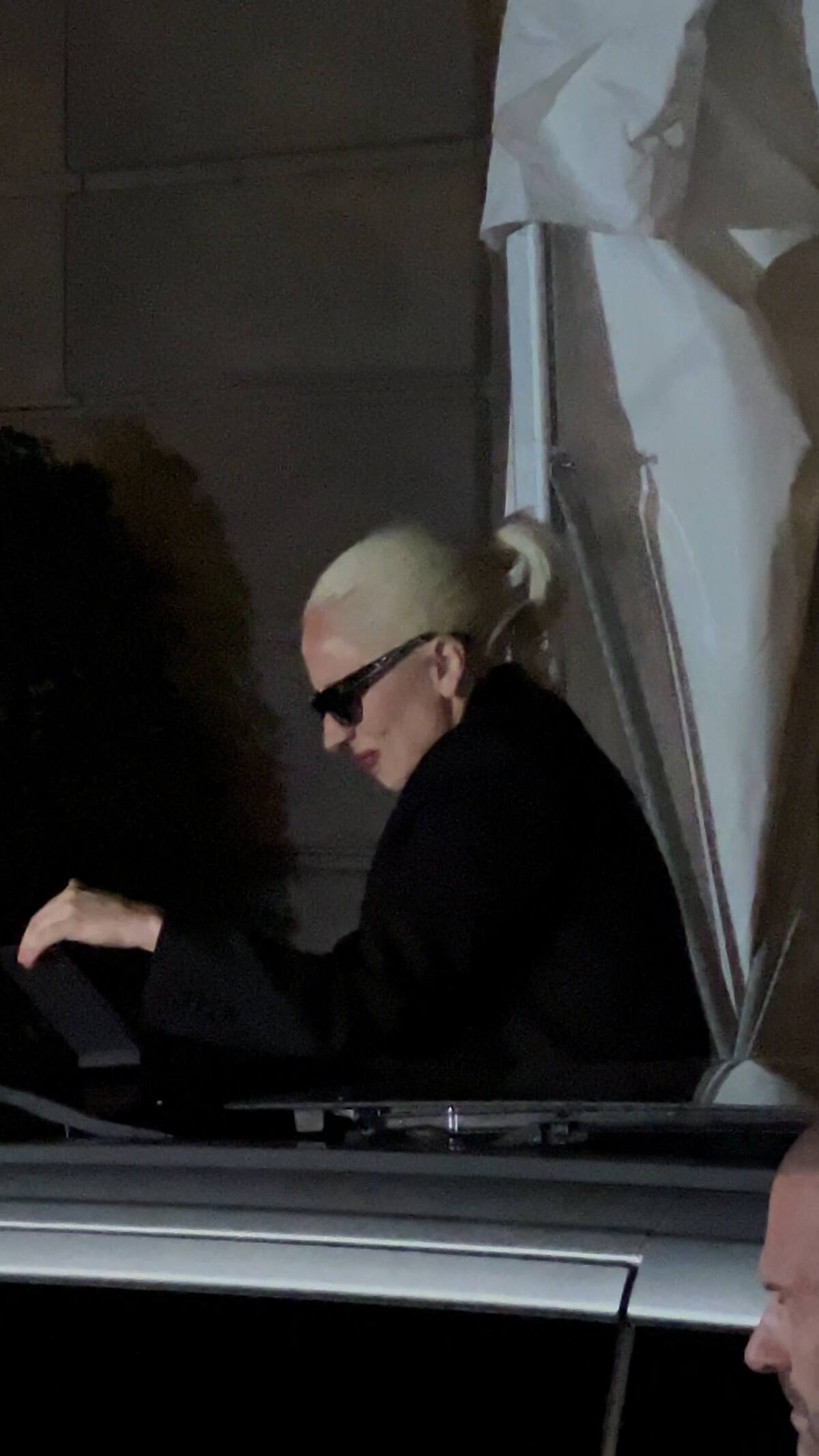 Lady Gaga offre deux chansons in&eacute;dites &agrave; ses admirateurs dans les rues de Paris