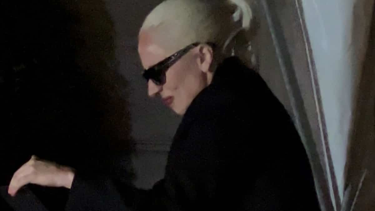 Lady Gaga offre deux chansons inédites à ses admirateurs dans les rues de Paris