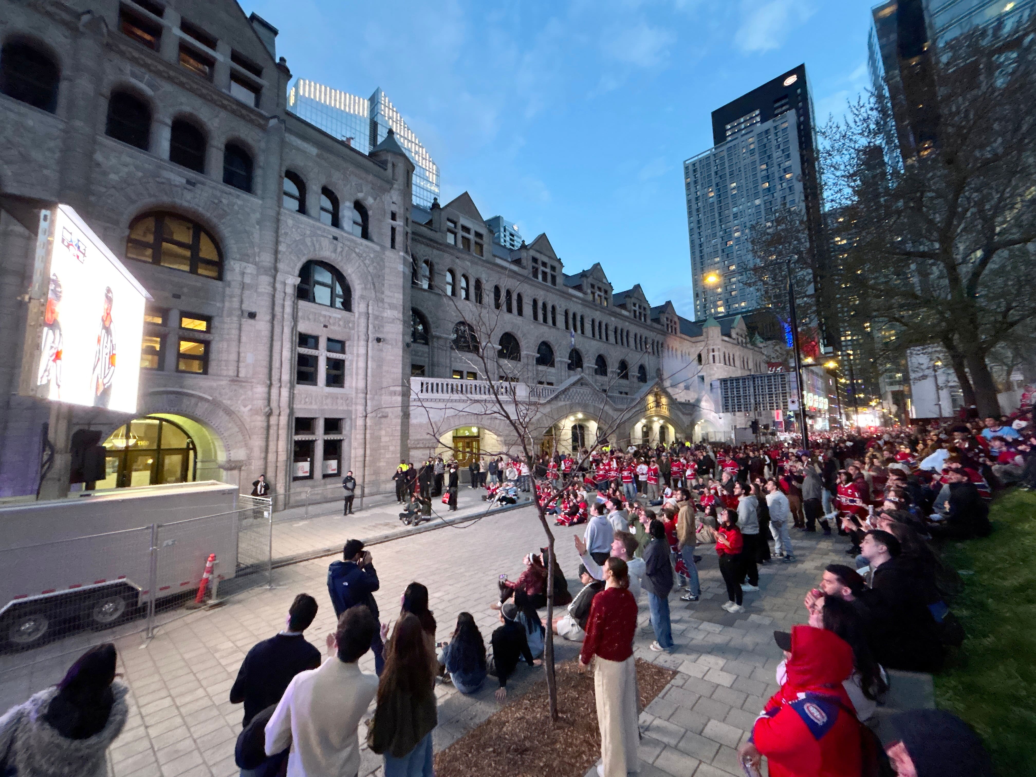 A foule rassemblée devant le troisième écran recentemente adicionada pelo Canadien.