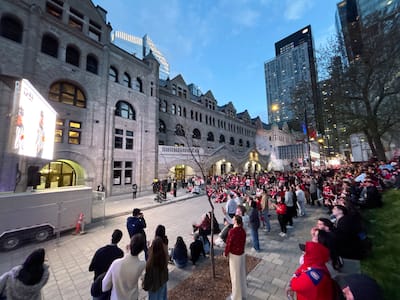A foule rassemblée devant le troisième écran recentemente adicionada pelo Canadien.