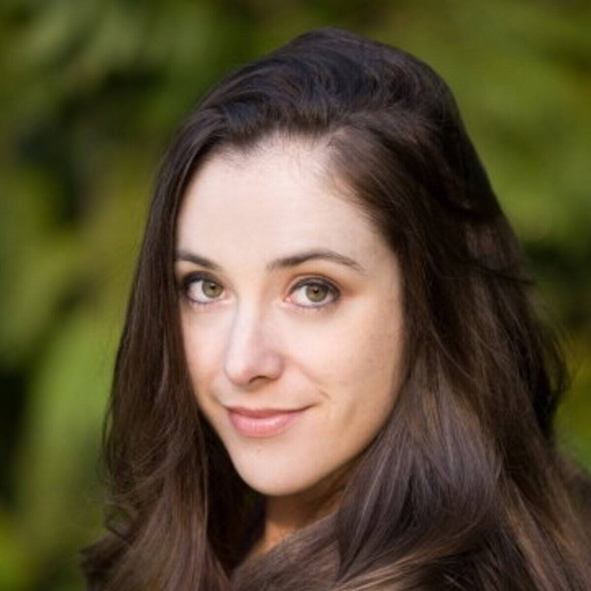 L’archéologue et écrivaine Sarah Hawley a imaginé l’histoire d’une sorcière malhabile qui invoque par erreur un démon dans sa cuisine dans son best-seller enfin traduit en français