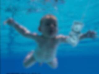 Le bébé sur la pochette les poursuit